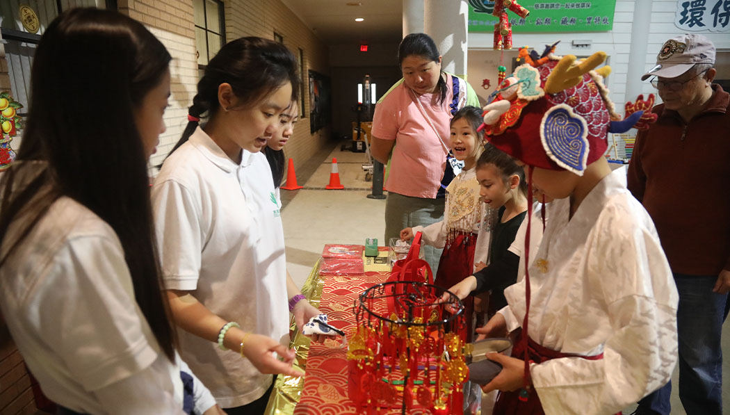 The children are full of curiosity about the New Year goods displayed on the stalls