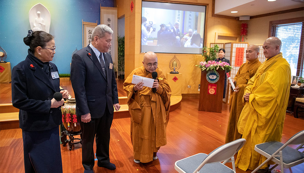 Master Minhan donate to Tzu Chi USA