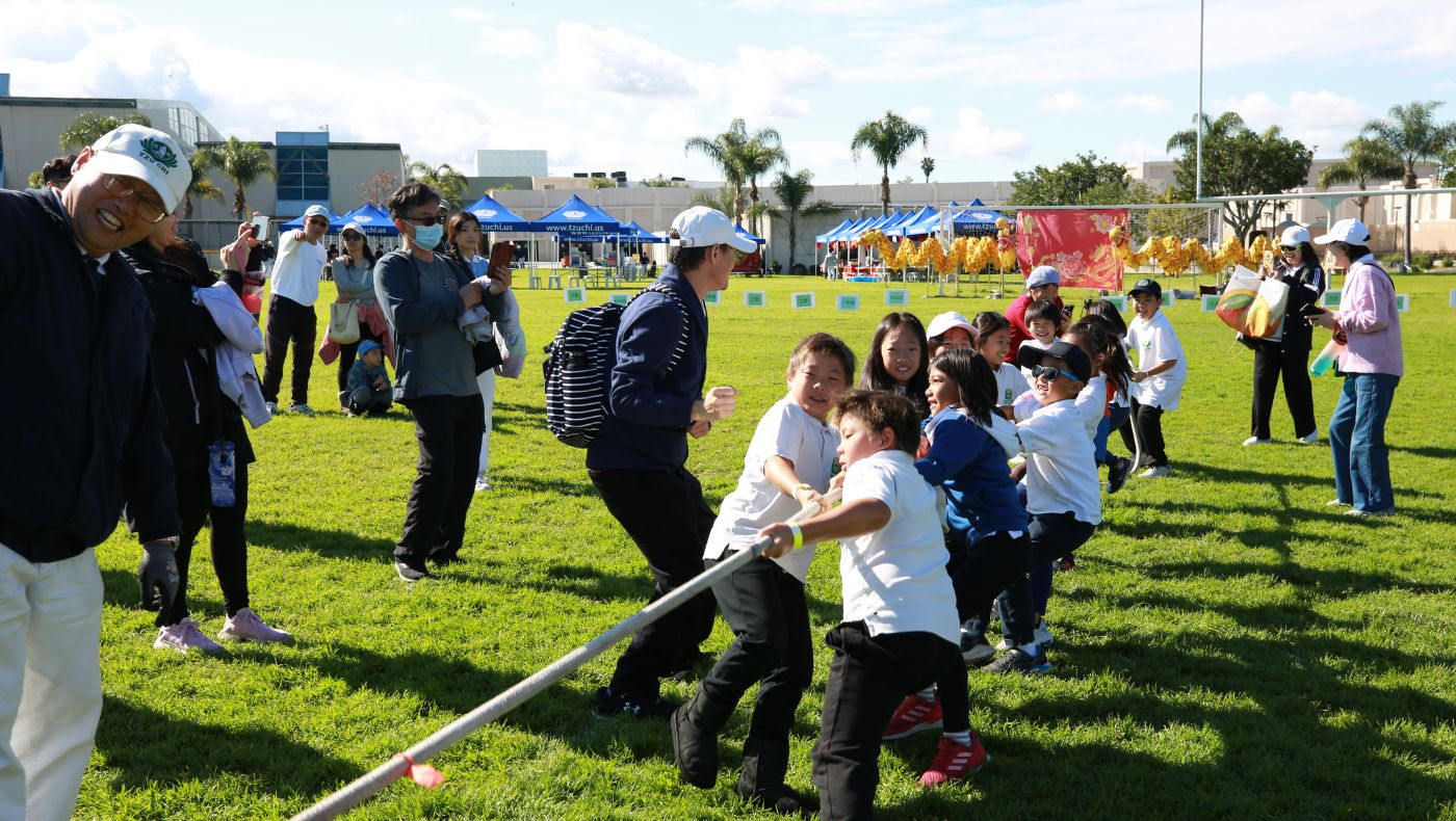Children compete in traditional tug-of-war. Photography/Huang Youbin