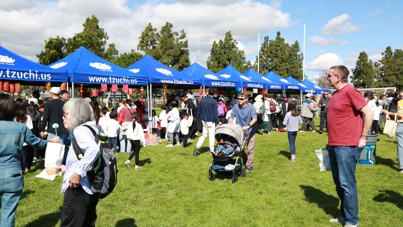 Under the blue sky, white clouds and green grass, many parents took their relatives and friends to participate in outdoor parent-child activities at Irvine Tzu Chi Humanities School.