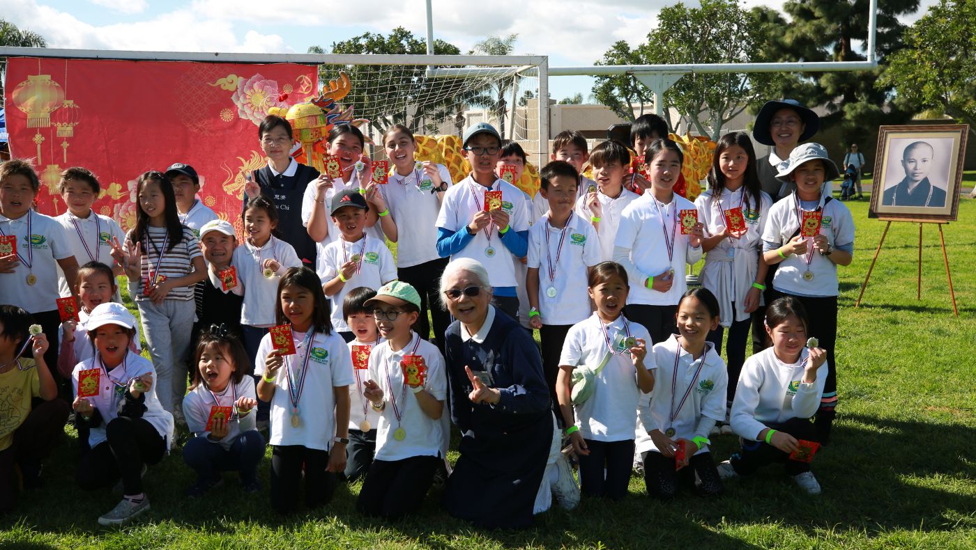 Hua Wanzhen (fourth from right, front row), principal of Irvine Tzu Chi Humanities School, expressed her gratitude for the success of the outdoor parent-child event.