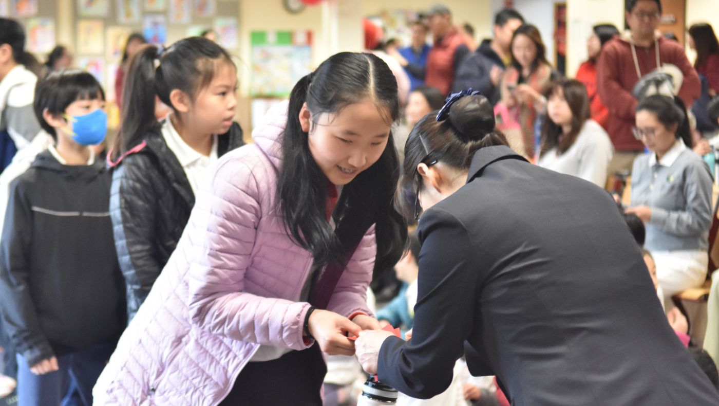Teachers, students and parents of each household received Fuhui red envelopes and prayed for everyone to receive the best blessings in the new year.