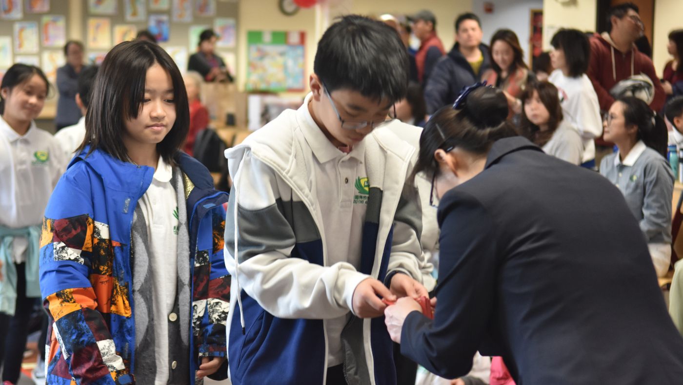 Teachers, students and parents of each household received Fuhui red envelopes and prayed for everyone to receive the best blessings in the new year.