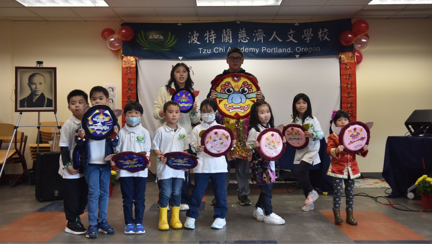 The children's lion dance performance showed Chinese cultural traditions in an innocent and lively way, which was very cute and eye-catching.