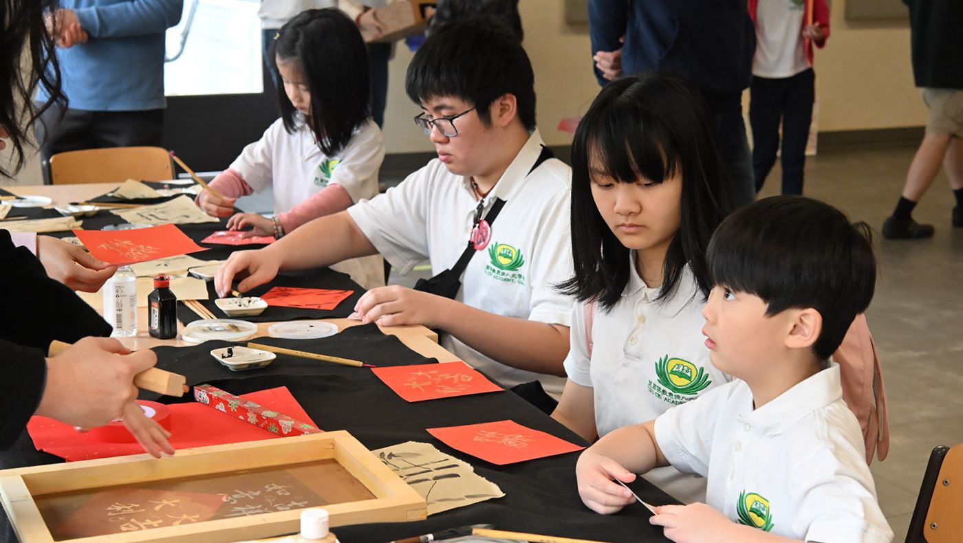 The students participated enthusiastically and listened carefully to the practice of rubbing Spring Festival couplets.