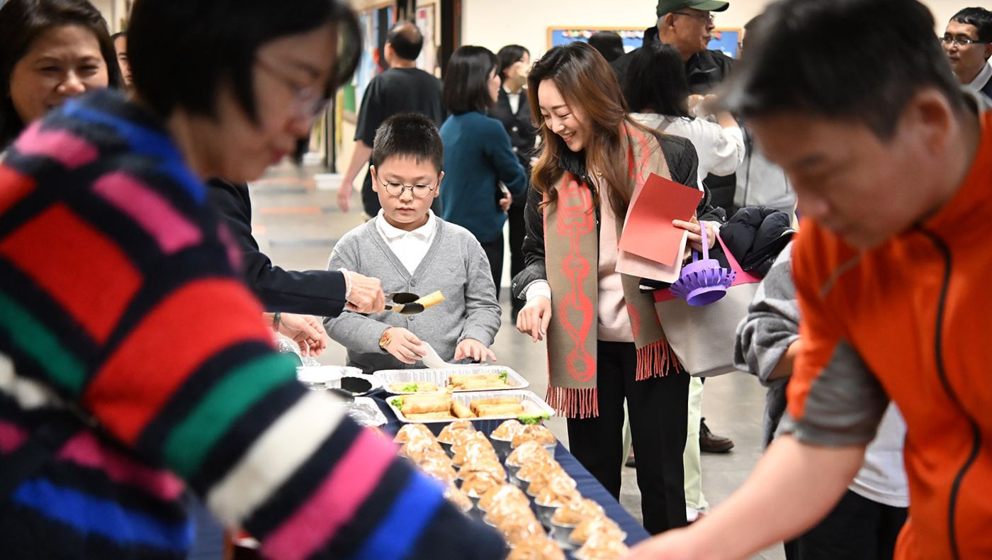 Adults and children happily enjoyed the steamed cakes and vegetarian spring rolls specially prepared by the school for the occasion.