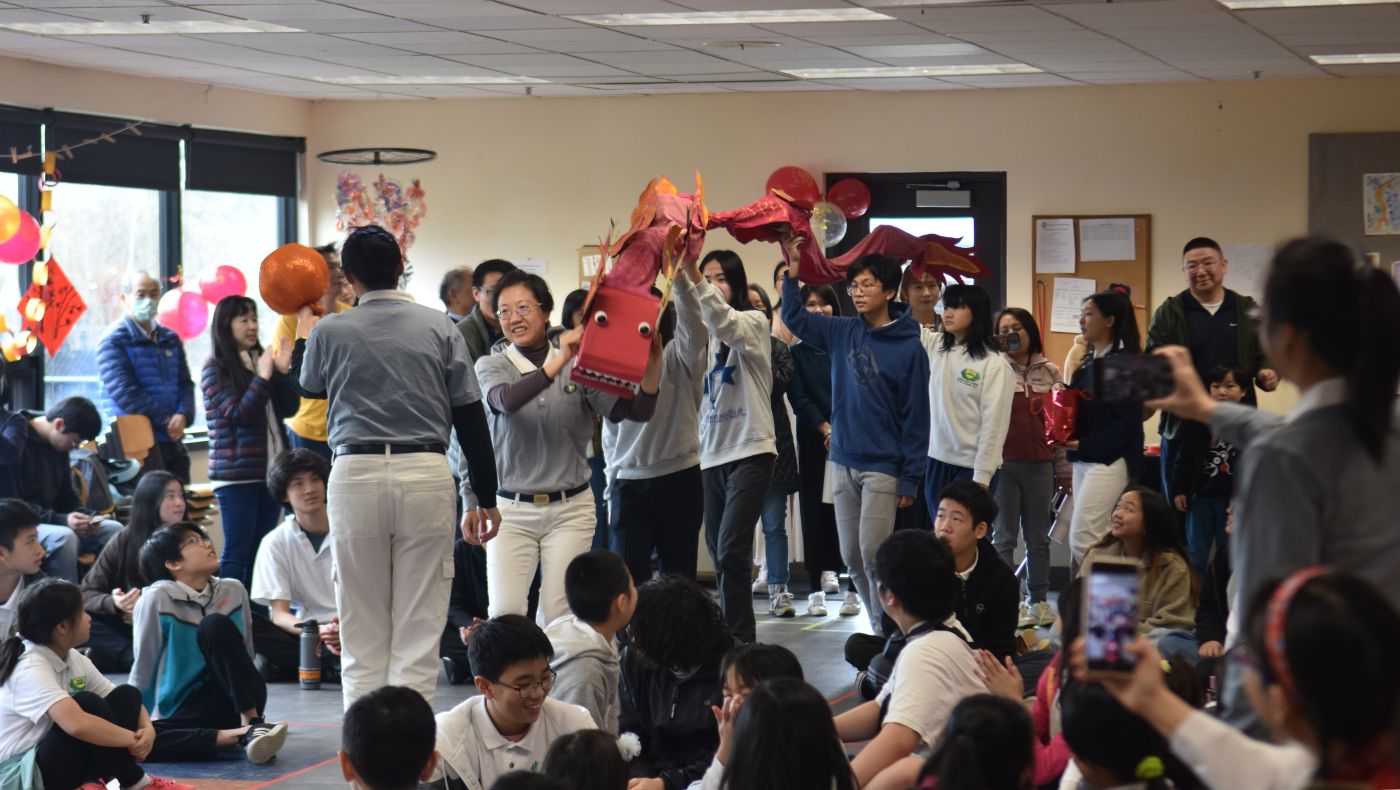 Teachers and students collaborated to use recycled materials to make their own eco-friendly auspicious dragons, adding auspiciousness and joy to the event.
