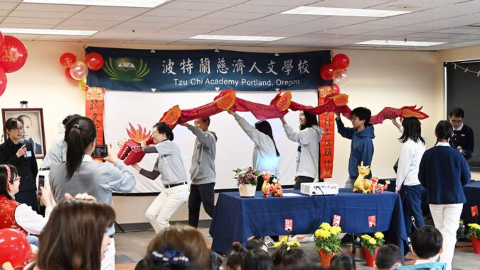 Tzu Chi Humanities School in Portland held a New Year prayer, and teachers and students collaborated to make environmentally friendly auspicious dragons to welcome the New Year.
