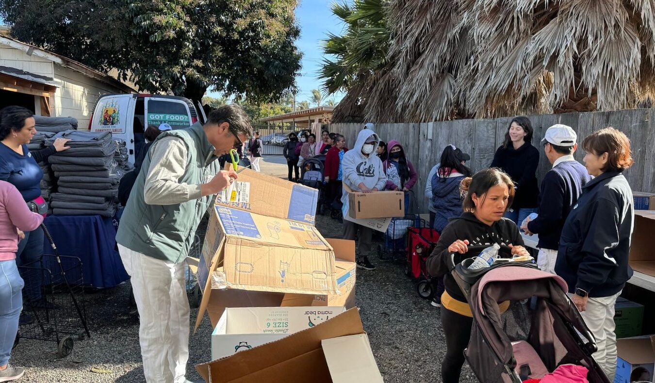 Silicon Valley volunteers participated in the care distribution organized by the Watsonville Agricultural and Industrial Family Center, helping to provide the necessary supplies for local agricultural and industrial families.