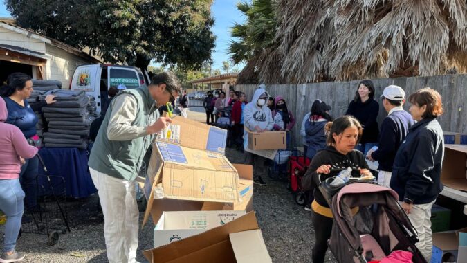 Silicon Valley volunteers participated in the care distribution organized by the Watsonville Agricultural and Industrial Family Center, helping to provide the necessary supplies for local agricultural and industrial families.