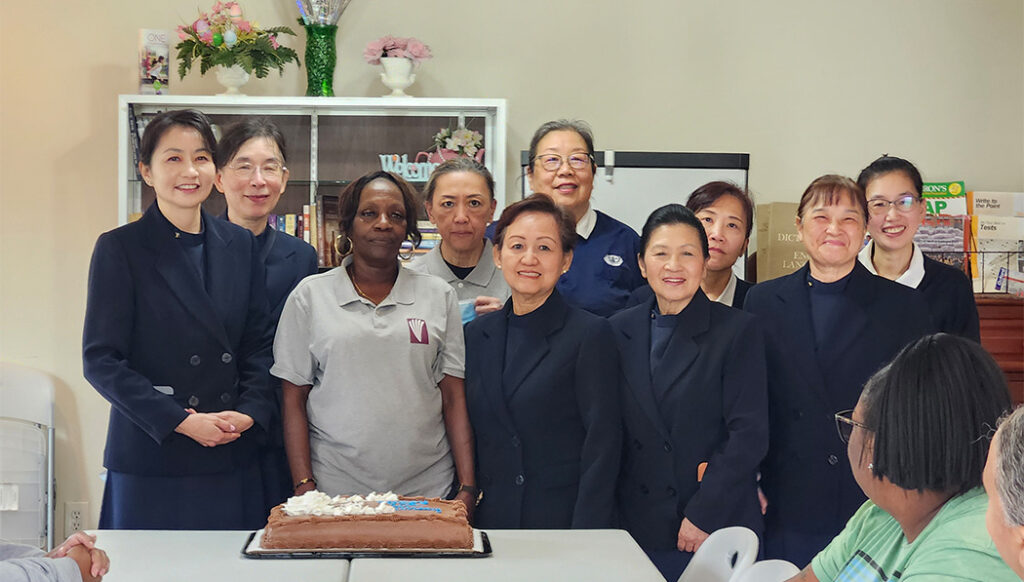 Voluntarios y personal de Wellsprings Village se toman una foto grupal para conmemorar el décimo aniversario de la atención de Tzu Chi a Wellsprings Village. Foto/Zijun Ye