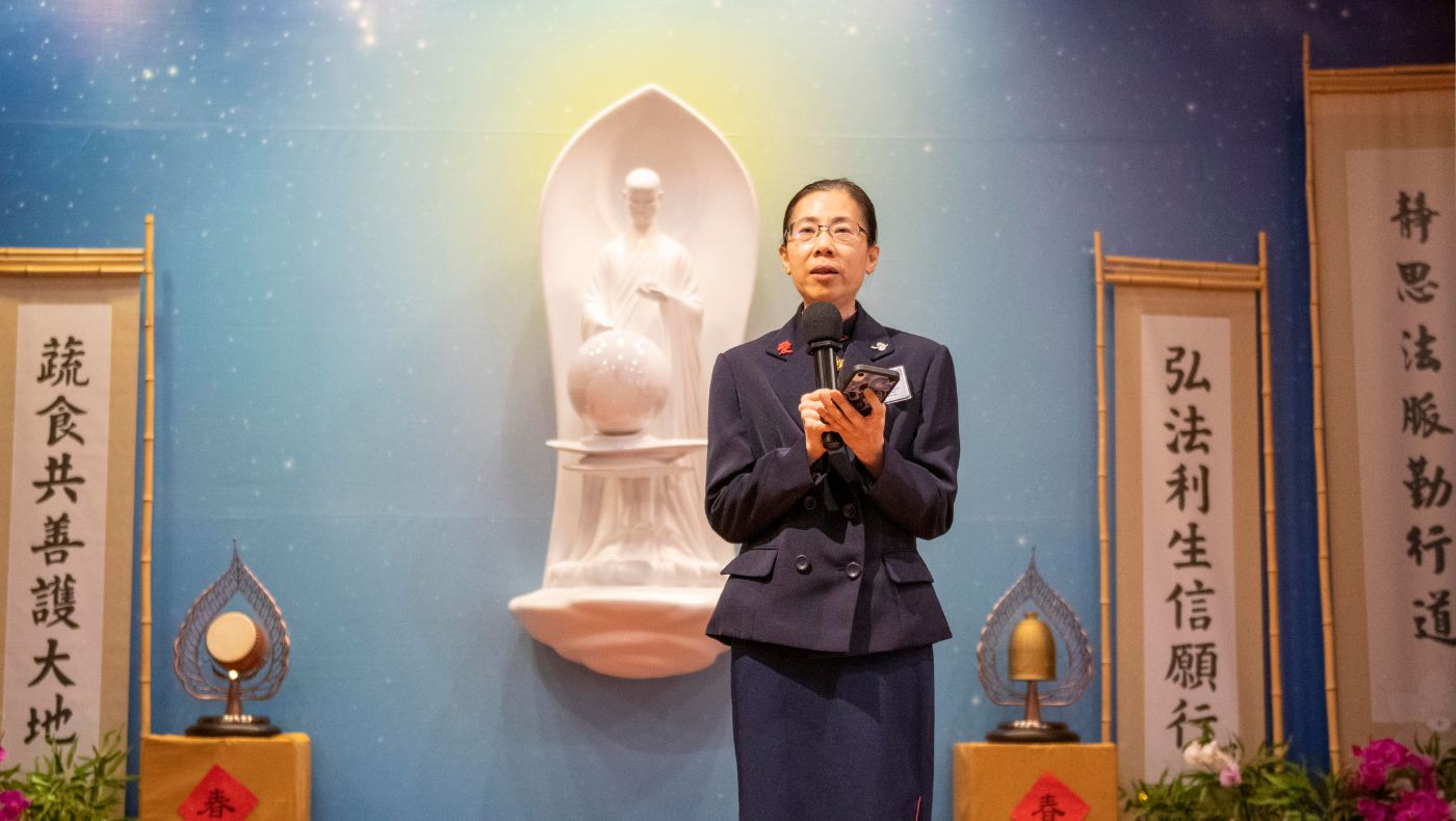 Tzu Chi volunteer Zhang Yuanming took the stage to share the story of her association with Tzu Chi.