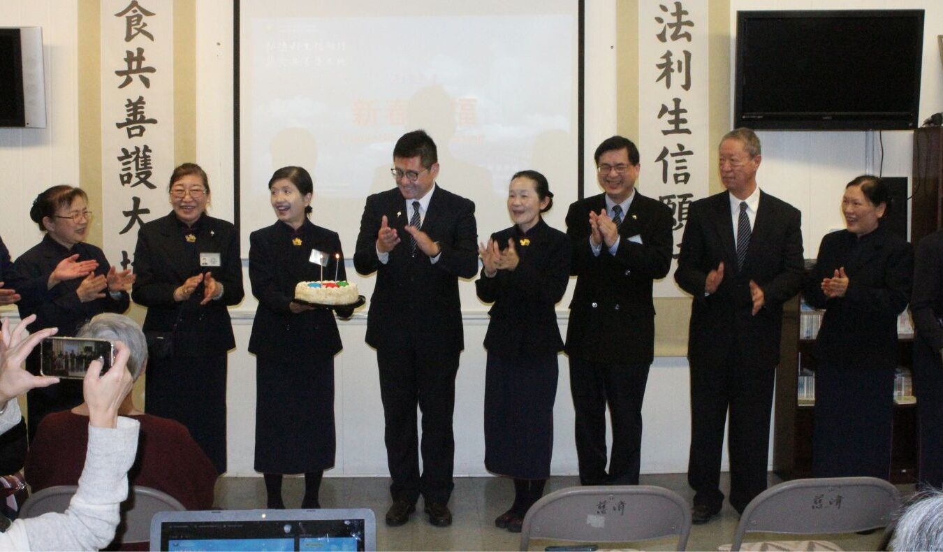 On February 17, 2024, Tzu Chi volunteers sang Happy Birthday while holding cakes in hand to celebrate the 25th anniversary of the establishment of the Northwest Luobei Ridge Liaison Office of the American Federation.