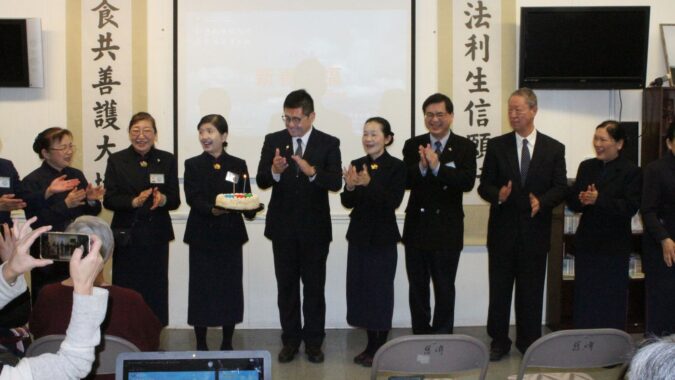 On February 17, 2024, Tzu Chi volunteers sang Happy Birthday while holding cakes in hand to celebrate the 25th anniversary of the establishment of the Northwest Luobei Ridge Liaison Office of the American Federation.