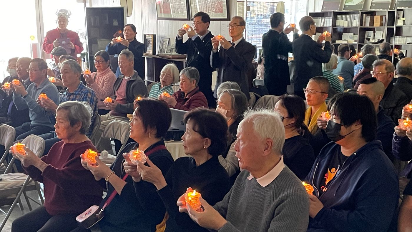 Dr. Deng Boren, CEO of Tzu Chi USA Medical Foundation, led everyone to light candles and pray.