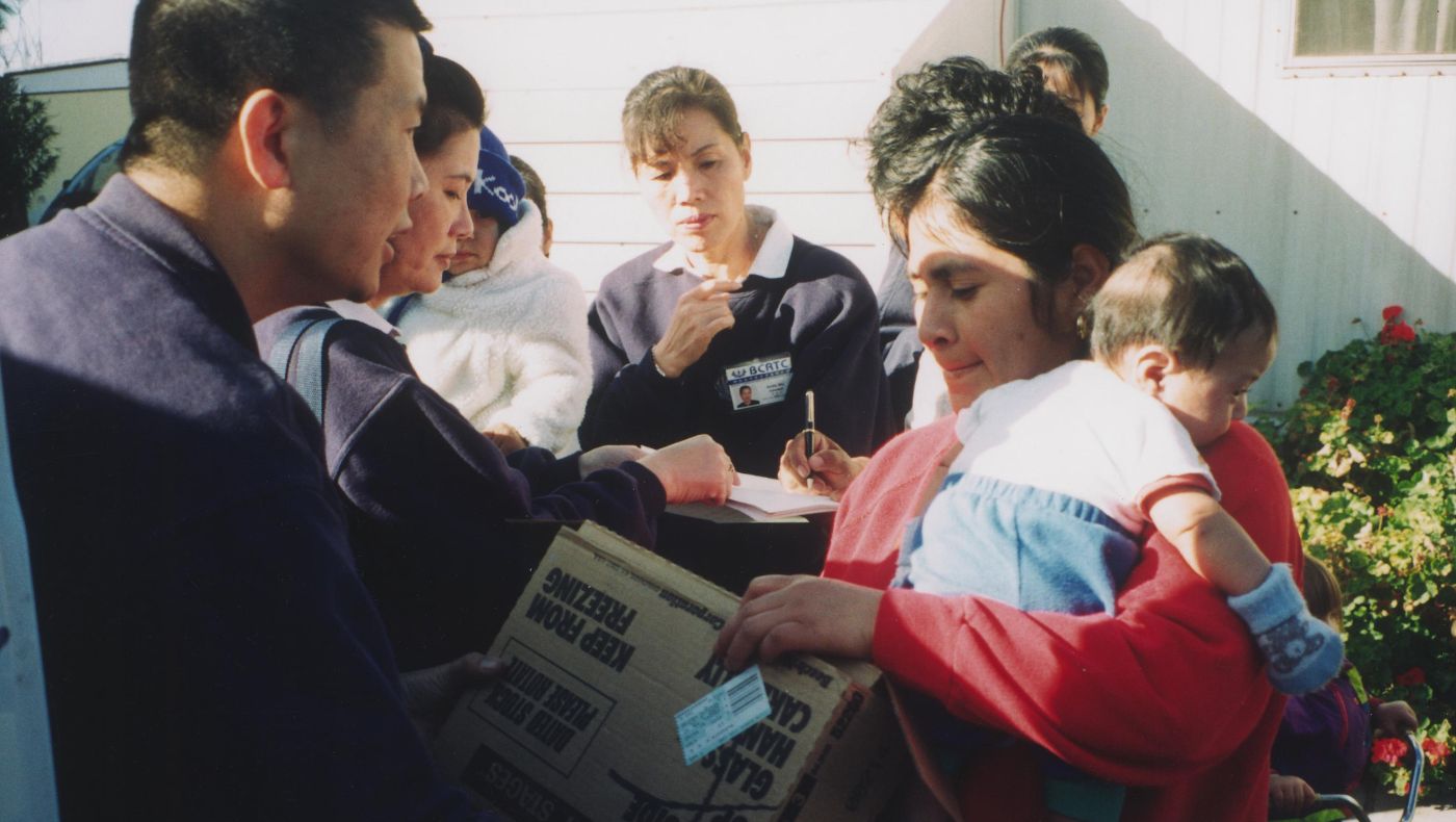 After the Beiling earthquake occurred in January 1994, Tzu Chi volunteers distributed daily necessities in the disaster area for ten consecutive days.