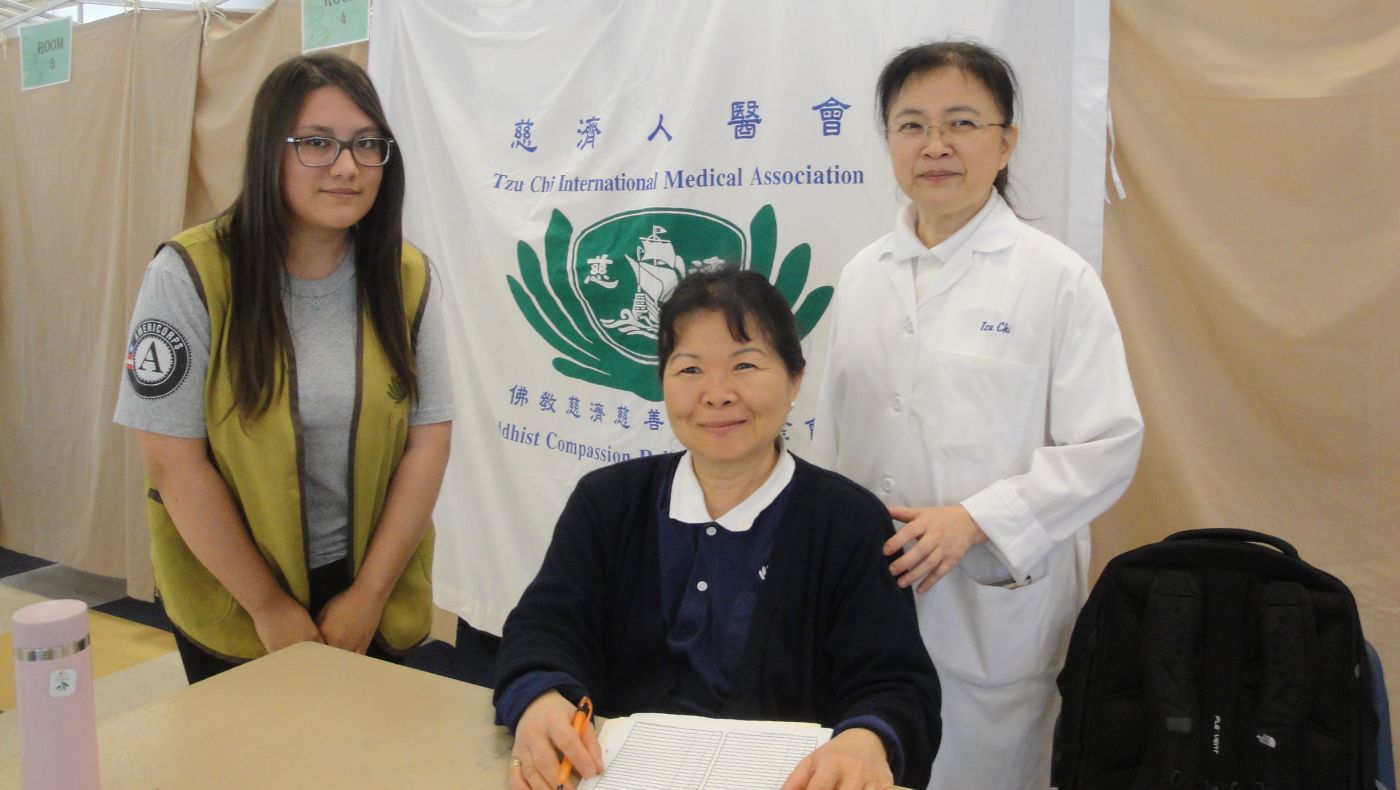 Chen Zhengxiang (right), head of the Northwest Luobiling Liaison Office, participated in the community free clinic that year.