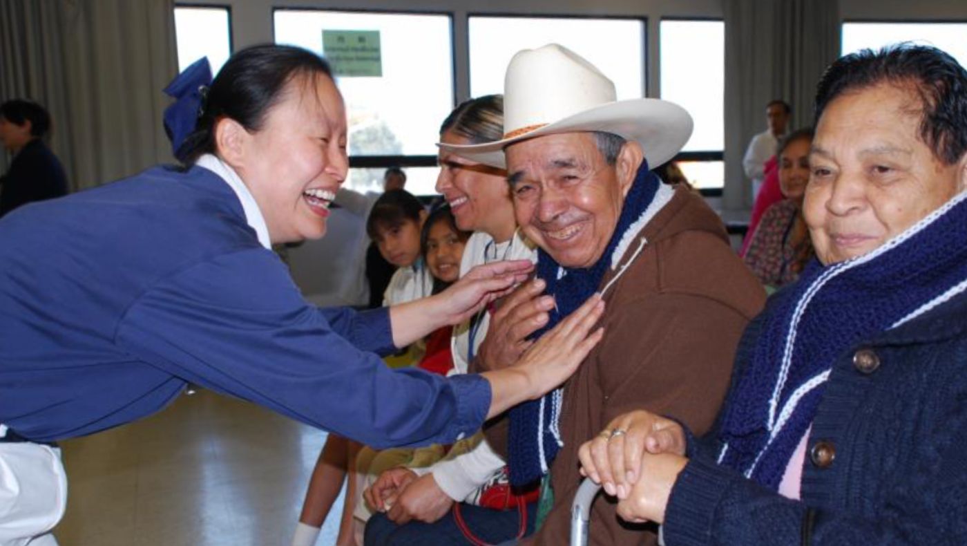 On January 18, 2009, Tzu Chi volunteer Luo Yanping participated in the McFarland Agricultural and Industrial Community Free Clinic in California and gave scarves hand-knitted by Tzu Chi residents in Northridge to patients in the waiting area one by one.