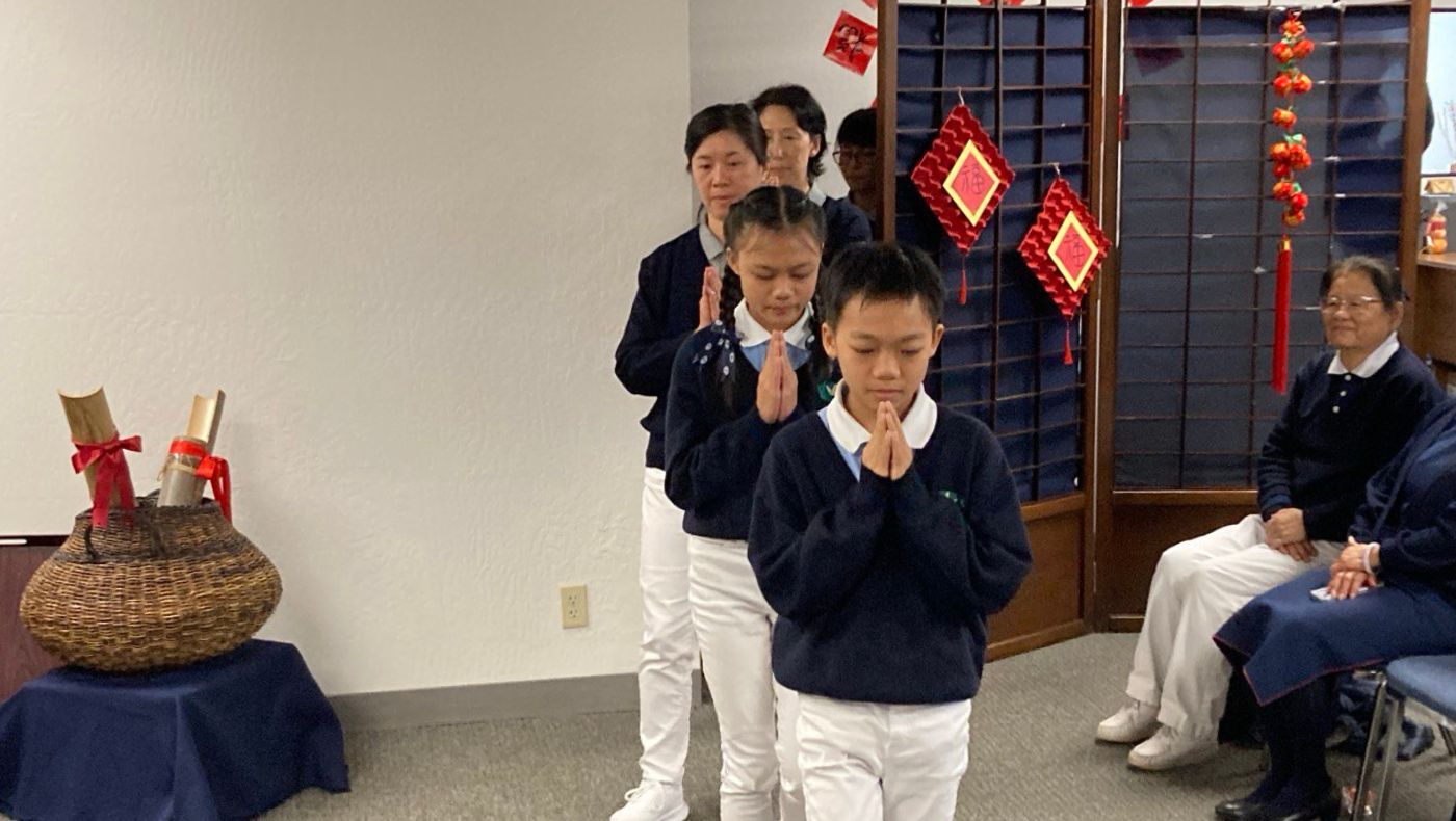Children from Tzu Chi Kindergarten performed sign language performances for everyone.