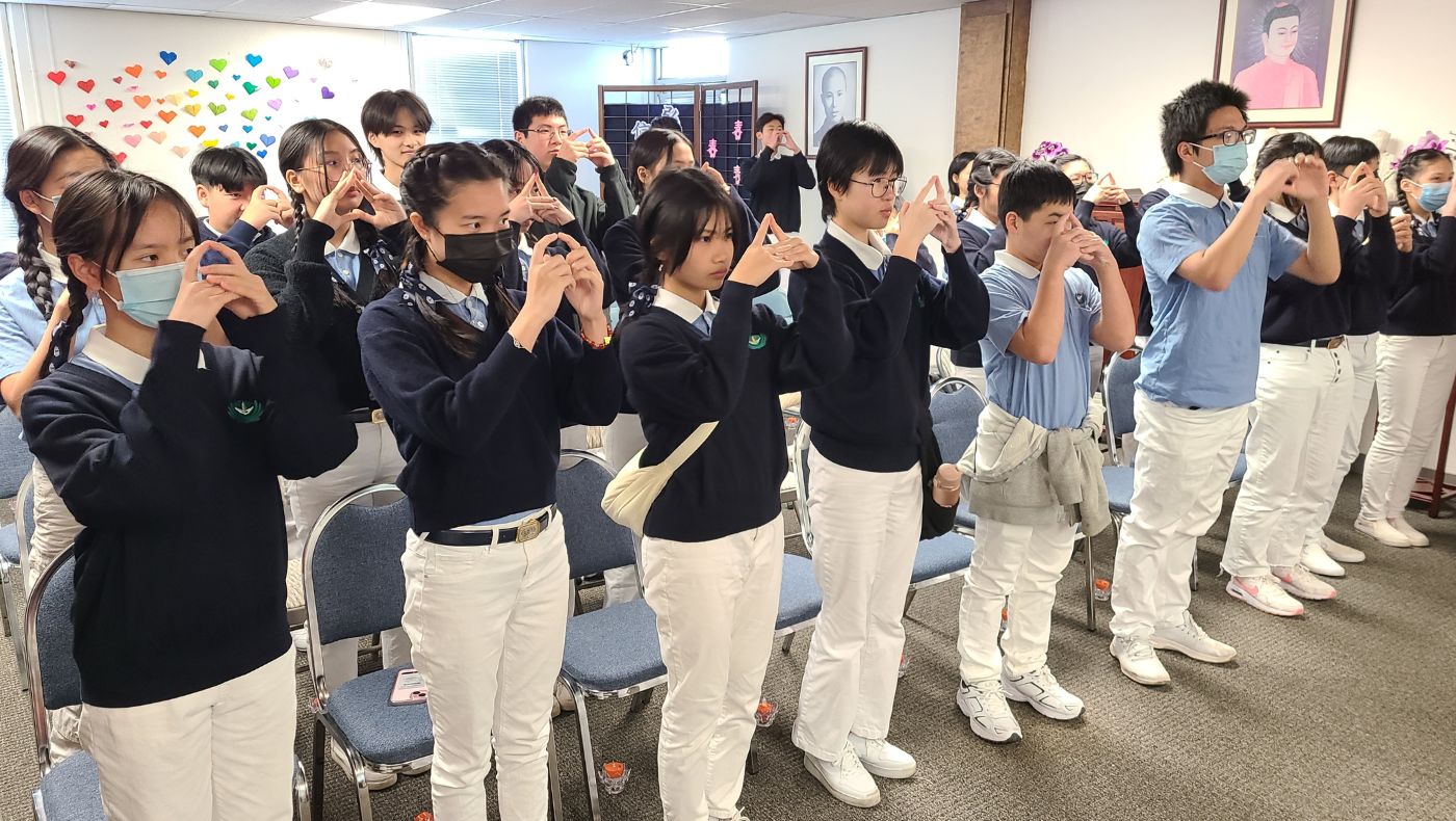 Volunteers and Tzu Chi students jointly presented the sutra collection and performed the "Sutra of Infinite Meanings - Virtue of Virtue".