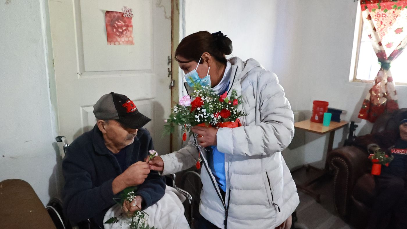 Residents receive flowers with big smiles on their faces. Photo/Shuli Lo