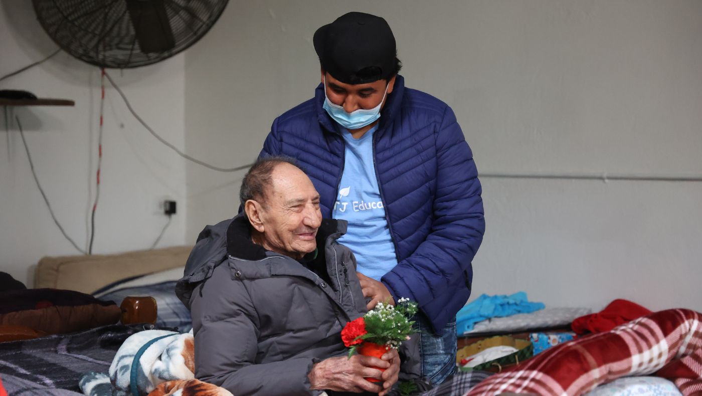 Residents receive flowers with big smiles on their faces. Photo/Shuli Lo