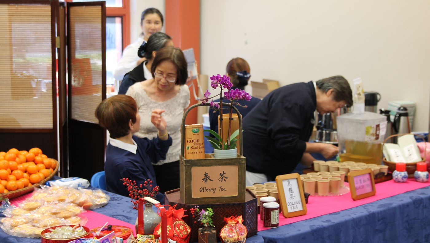 Volunteer Li Shujin carefully decorated the joyful tea serving area.