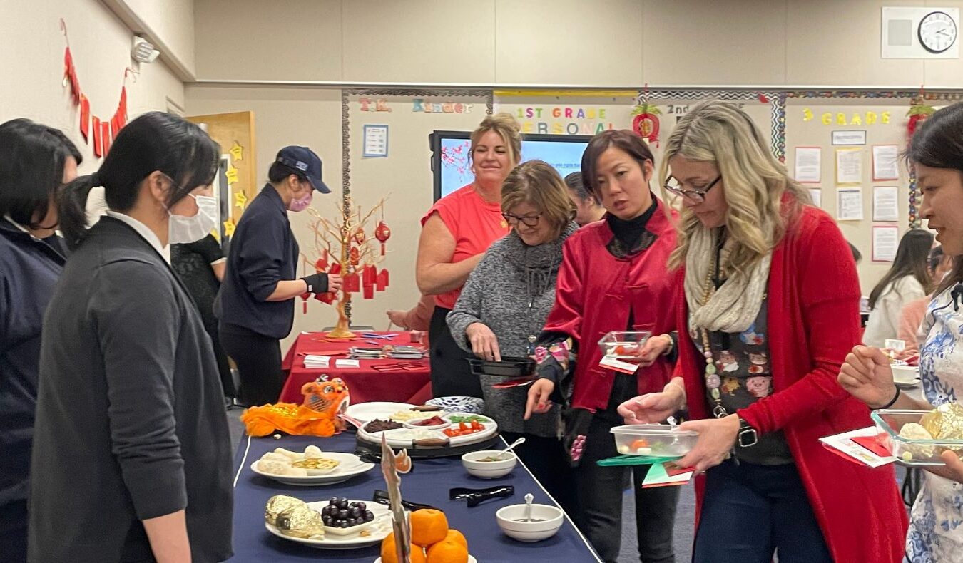 The Tzu Chi USA education mission team held a New Year’s dinner party at Xianlin Primary School to celebrate the Spring Festival with the teachers of Xianlin Primary School with vegetarian refreshments.