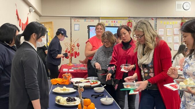 The Tzu Chi USA education mission team held a New Year’s dinner party at Xianlin Primary School to celebrate the Spring Festival with the teachers of Xianlin Primary School with vegetarian refreshments.
