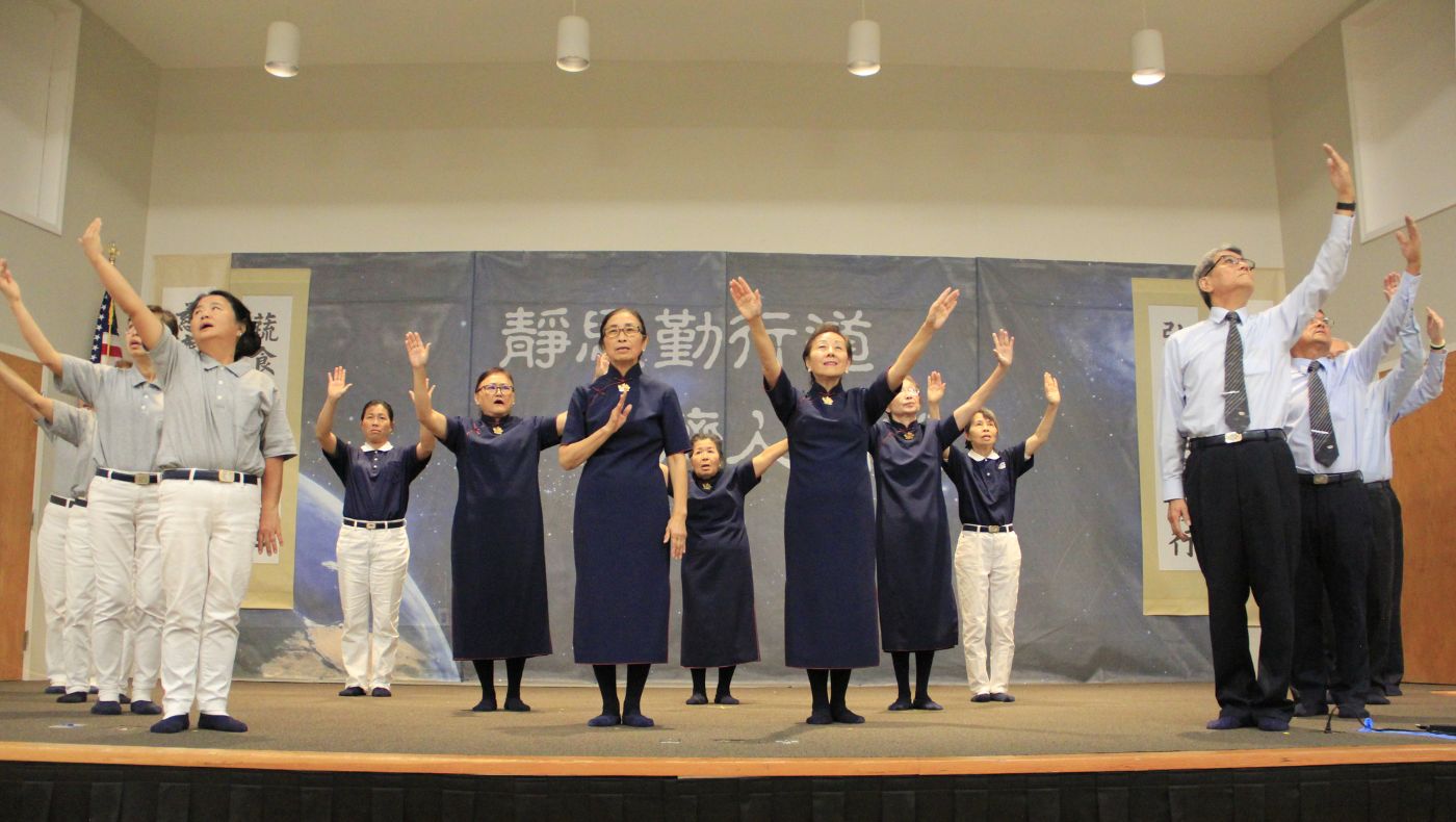 Tzu Chi volunteers performed a sutra interpretation, and every volunteer was attentive and immersed in the performance.