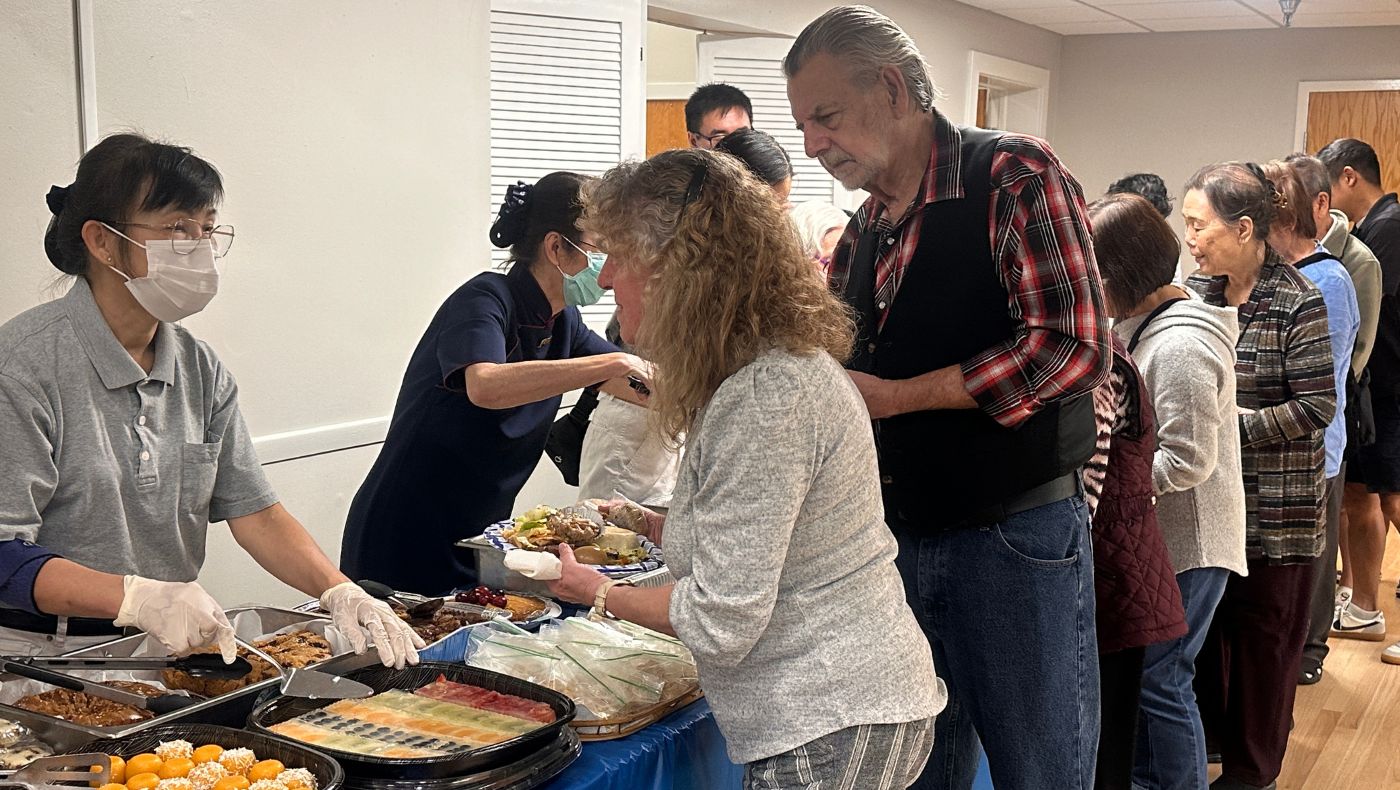 The congregation enjoyed delicious vegetarian food prepared by volunteers.