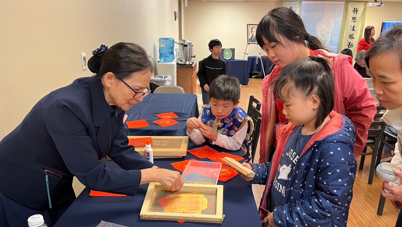The volunteers also specially prepared a New Year silk printing experience for the children who came to participate in the activity, painting bamboo and gold on red paper full of New Year flavor.