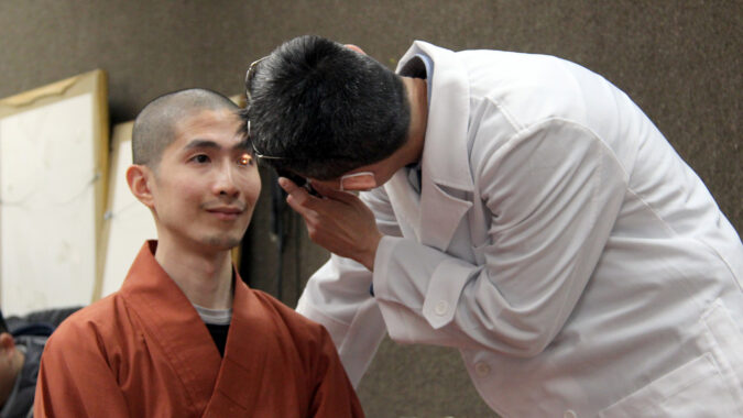 Tzu Chi ofrece ayuda médica a monjes budistas