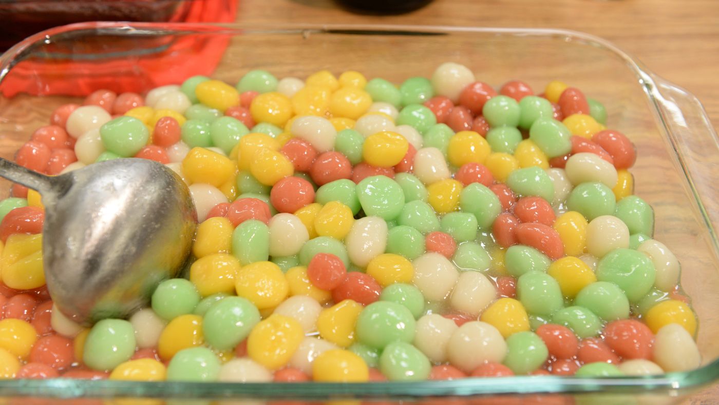 The colorful little glutinous rice balls make people's fingers lick their fingers.