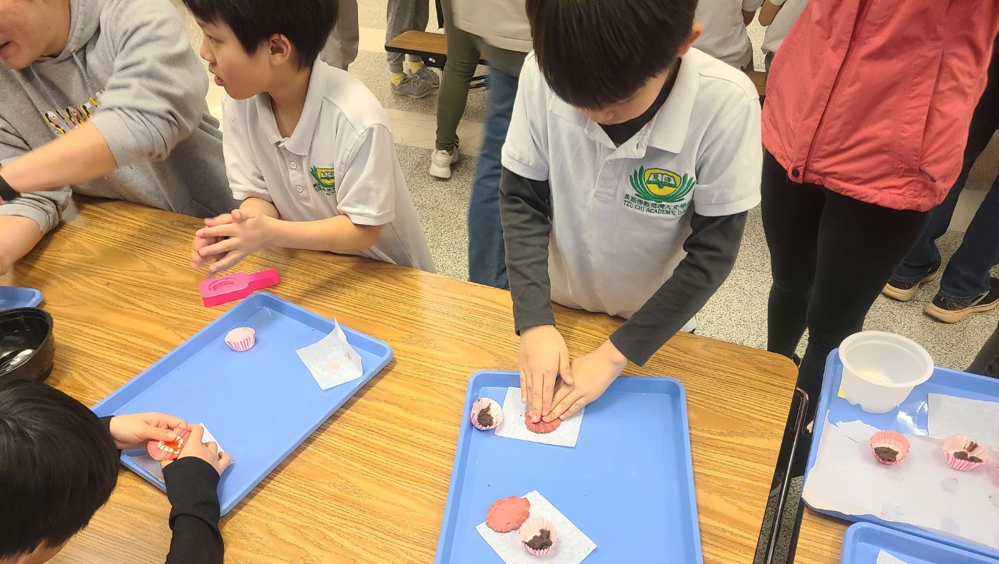 Children make red turtle cakes, red bean filling wrapped in glutinous rice skin.