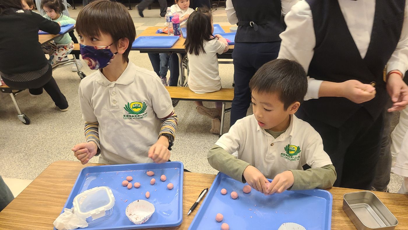 The children competed to see who could make the glutinous rice balls that were round and round.