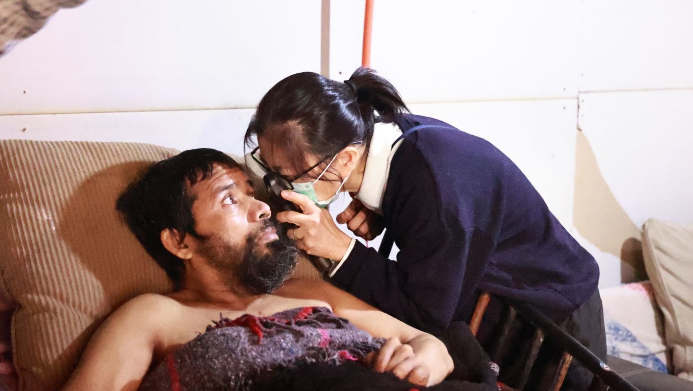 Dr. Lin Mengjie is examining the patient's eyes.
