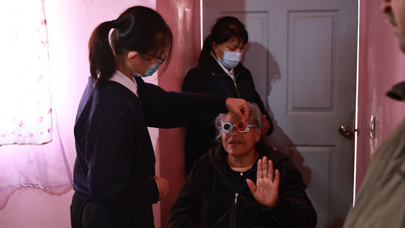 Dr. Lin Mengjie is prescribing glasses for a patient to give him a clear vision.