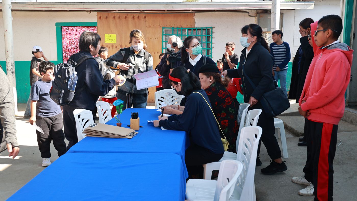 Tzu Chi volunteers immediately started free clinic work as soon as they arrived at the school.