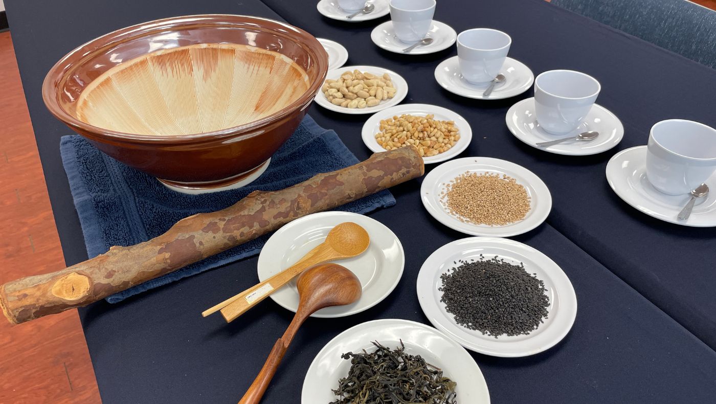 Ingredients for Leicha: green tea, black sesame, white sesame, pine nuts, walnuts, peanuts, rice crackers, and grain flour. Photography/Wu Yuzong.