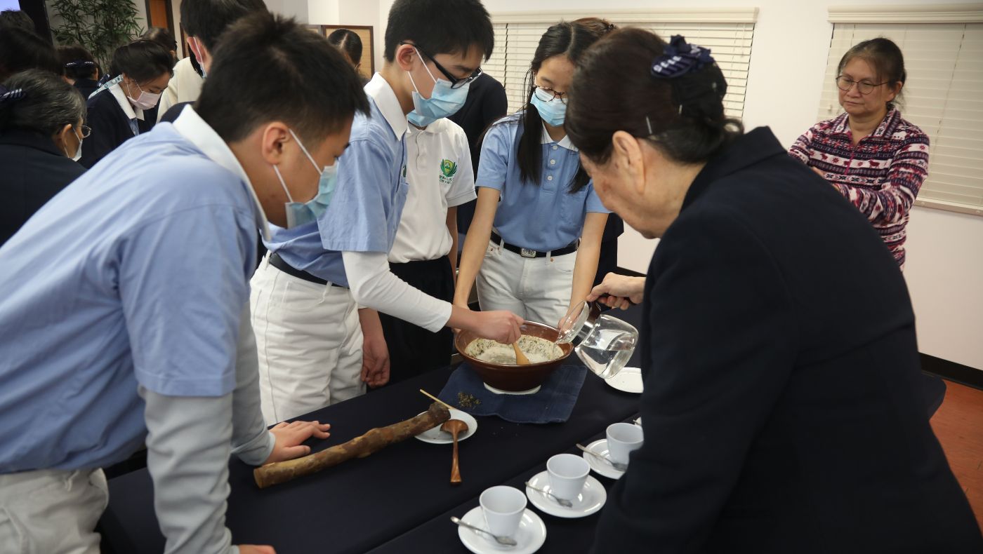The tea ceremony teacher demonstrated how to add boiling water to the tea bowl and gave instructions on how to ensure the flavor of Leicha.