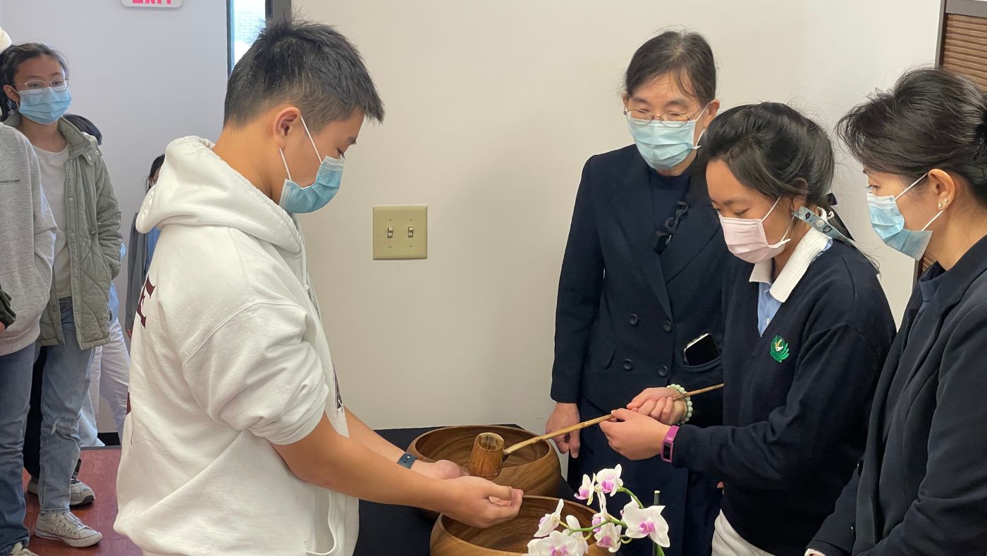 To the melody of "Sakura Rain", 14 Tzu Chi children and four parents entered the tea ceremony classroom one by one, scooped water to cleanse their hands, and silently recited "Wash your hands, purify your mind, and be renewed."
