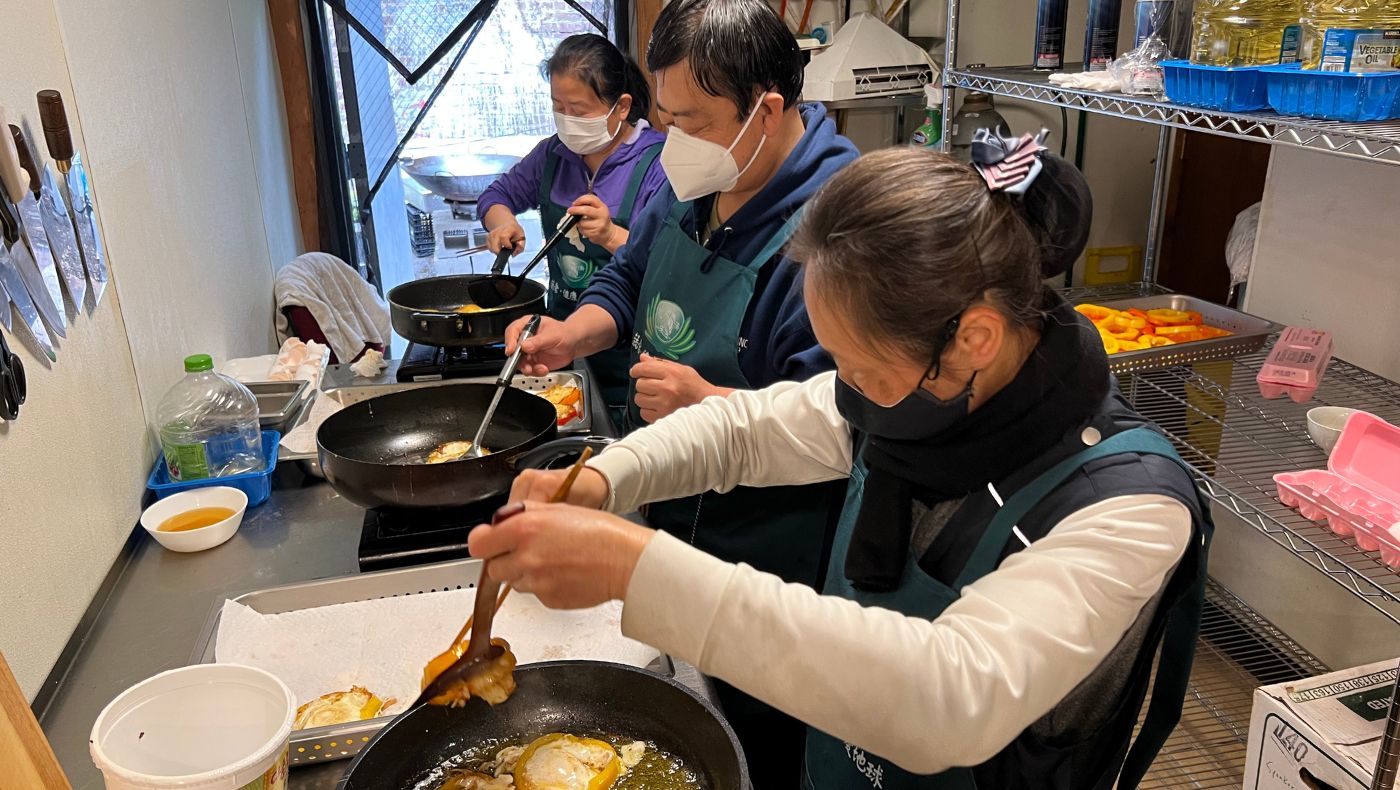 Today, Mr. Wu works in the central kitchen of Tzu Chi New York Chapter, busy preparing hot lunch boxes for the elderly in the community.
