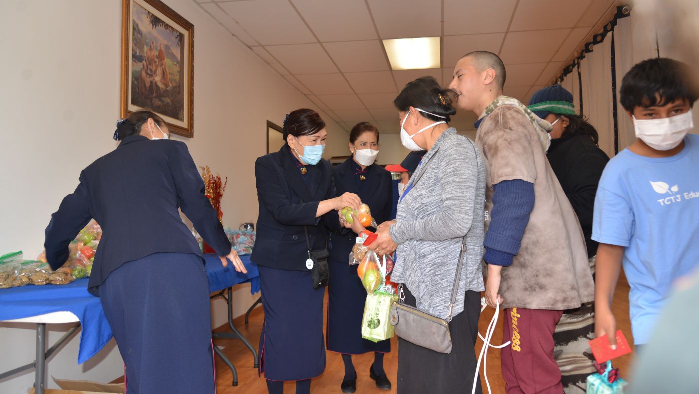 Tzu Chi volunteers also prepared apples and oranges for the guests, bringing peace and joy home.