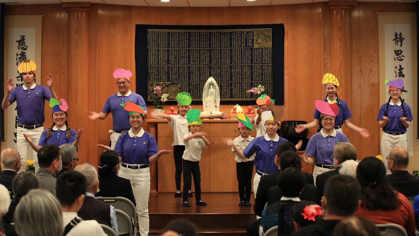 Orange County Tzu Chings and Tzu Chi youths performed "Praise on the First Dish" in sign language.