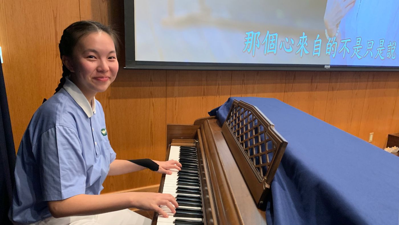 Ci Shao Lin Yiru’s piano solo added color to the prayer meeting.