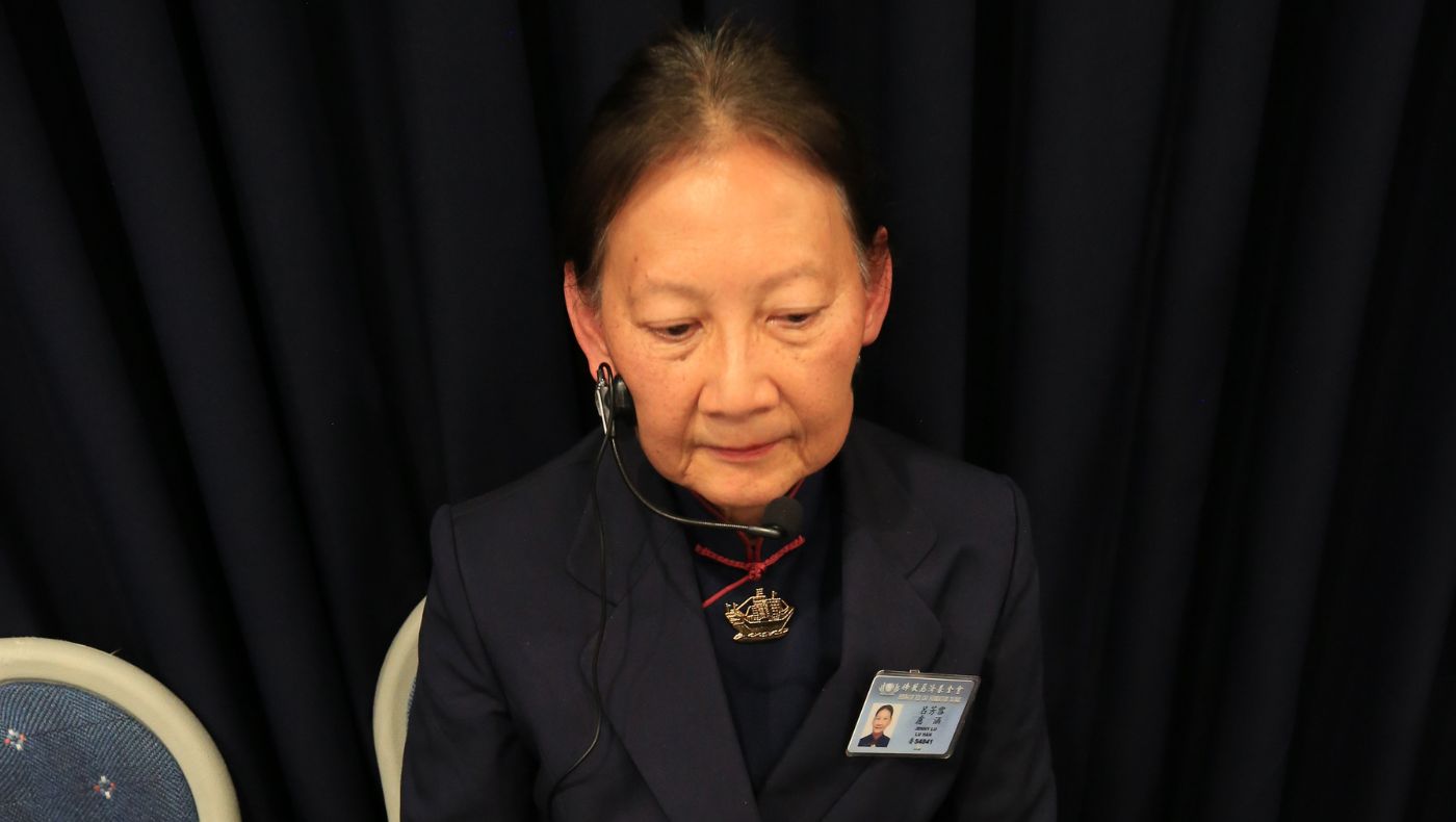 Tzu Chi volunteer Lu Fangxue served as the on-the-fly interpreter for the New Year prayer meeting.