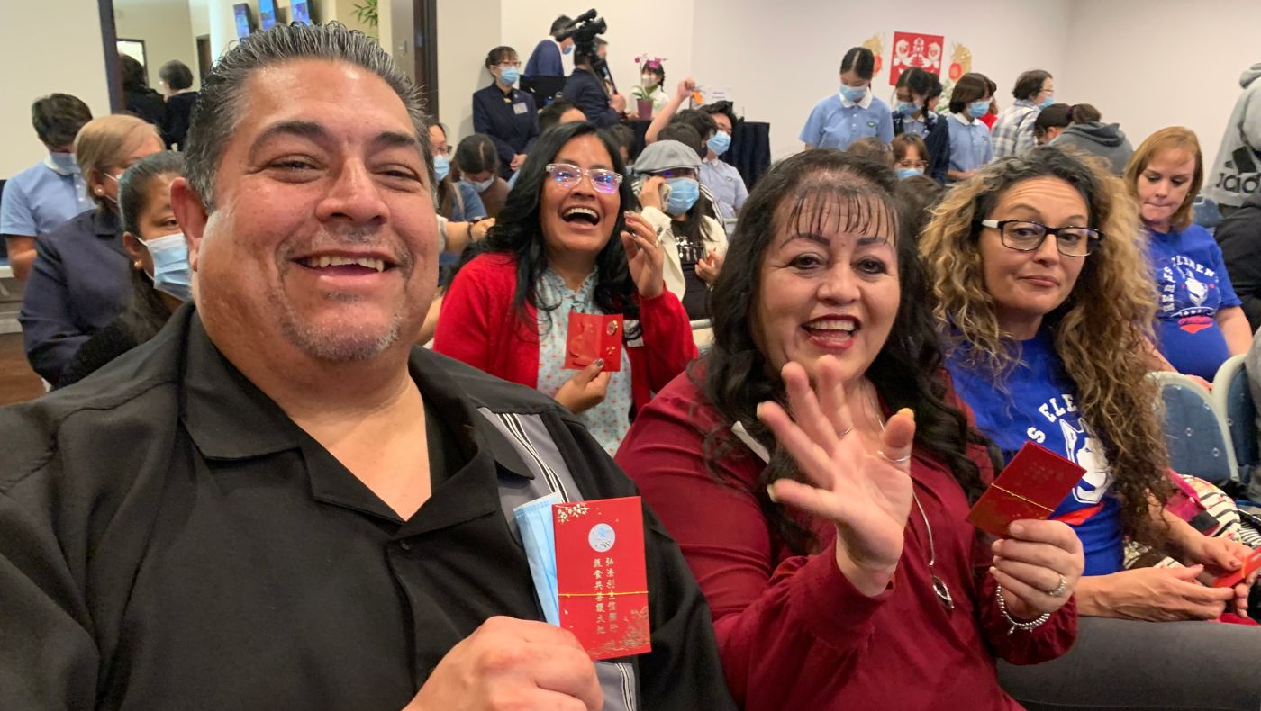 A Hispanic volunteer who distributed supplies to the school district happily received the blessing and wisdom red envelope from Master Cheng Yen.