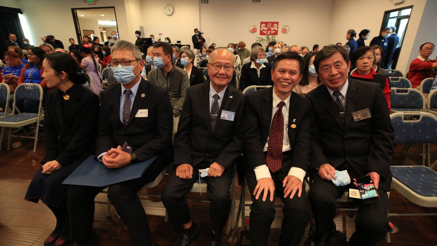 Fu Jinlang (second from right, front row), president of the Orange County Taiwanese Association in California, attended the New Year prayer meeting.