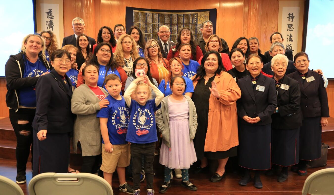 On February 24, 2024, the Orange County Liaison Office held a large-scale New Year blessing event. Principals, staff and parents of the Santa Ana School District’s material distribution schools witnessed the footprints of kindness and love of Tzu Chi volunteers in the community.